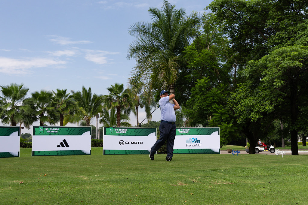 Participante jugando frente a las marcas aliadas de Chanks Golf