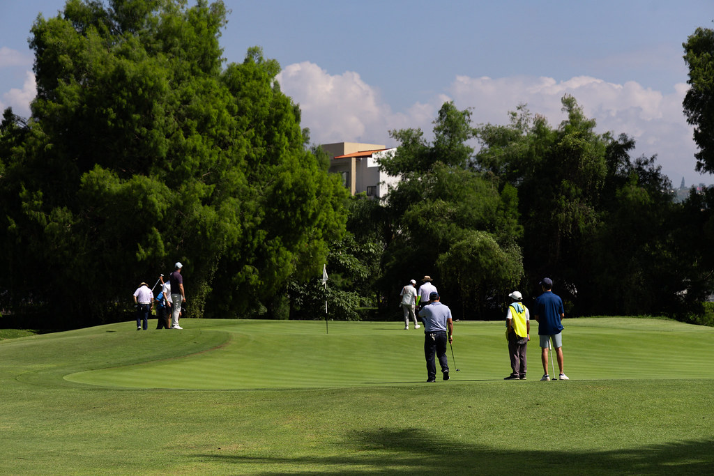 Jugadores recorriendo el campo durante una edición de Chanks Golf